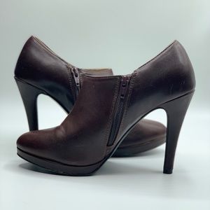 Super cute high heeled zip side booties.
